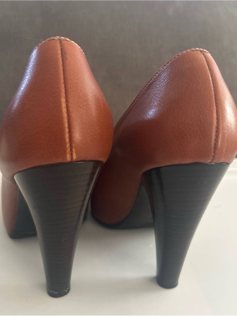 Giuseppe Zanotti Tan Leather V-Cut Cognac Almond Toe Pumps
Italy 39.5 / 9.5 - Picture 3 of 7